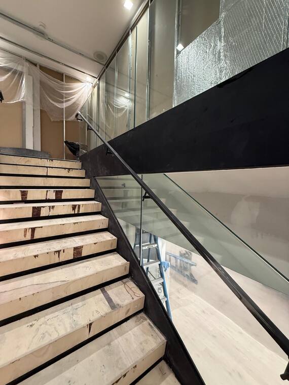 Escalera de acero con guarda de vidrio laminado en 150 Bloor Street West.
